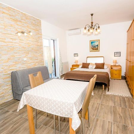 Guest House Ab Adria Home 로비니 외부 사진
