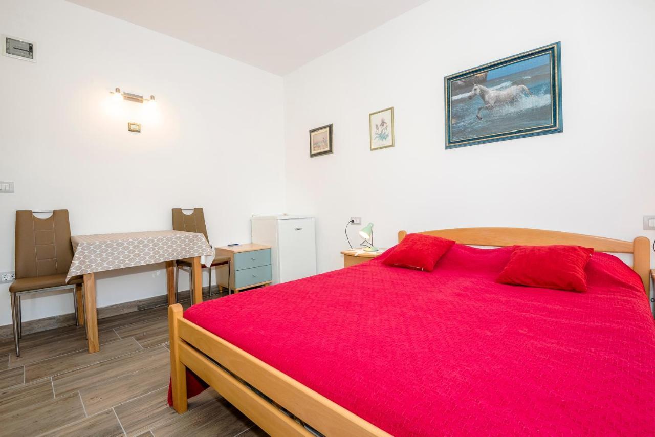 Guest House Ab Adria Home 로비니 외부 사진