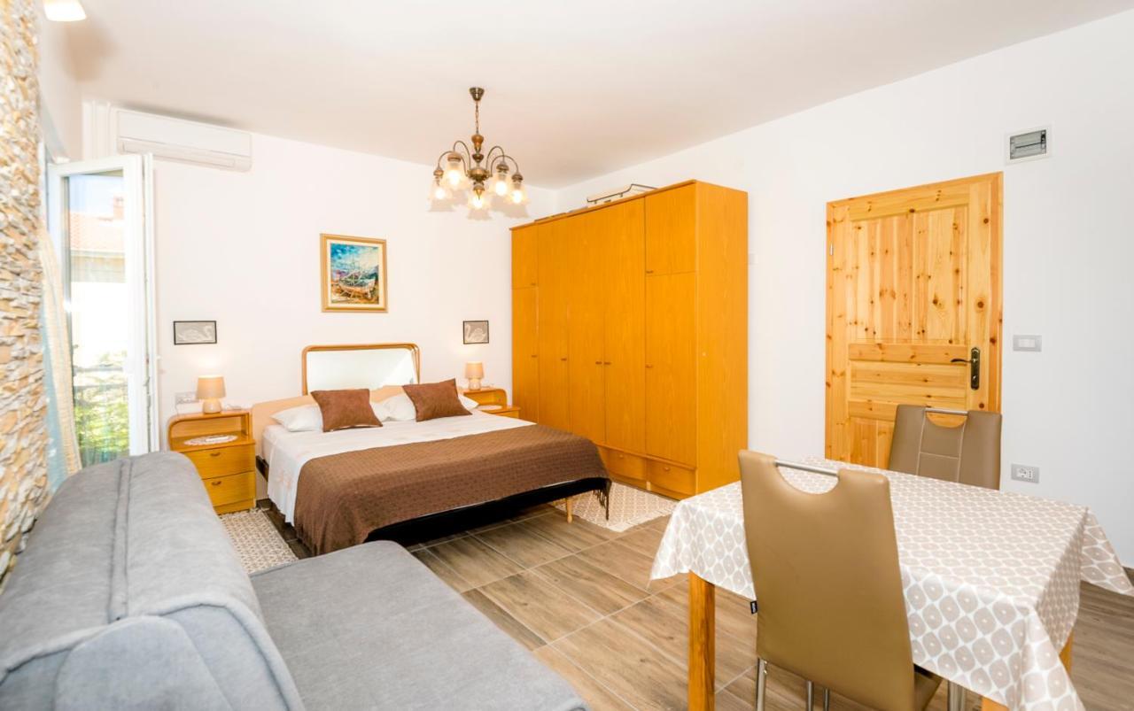Guest House Ab Adria Home 로비니 외부 사진