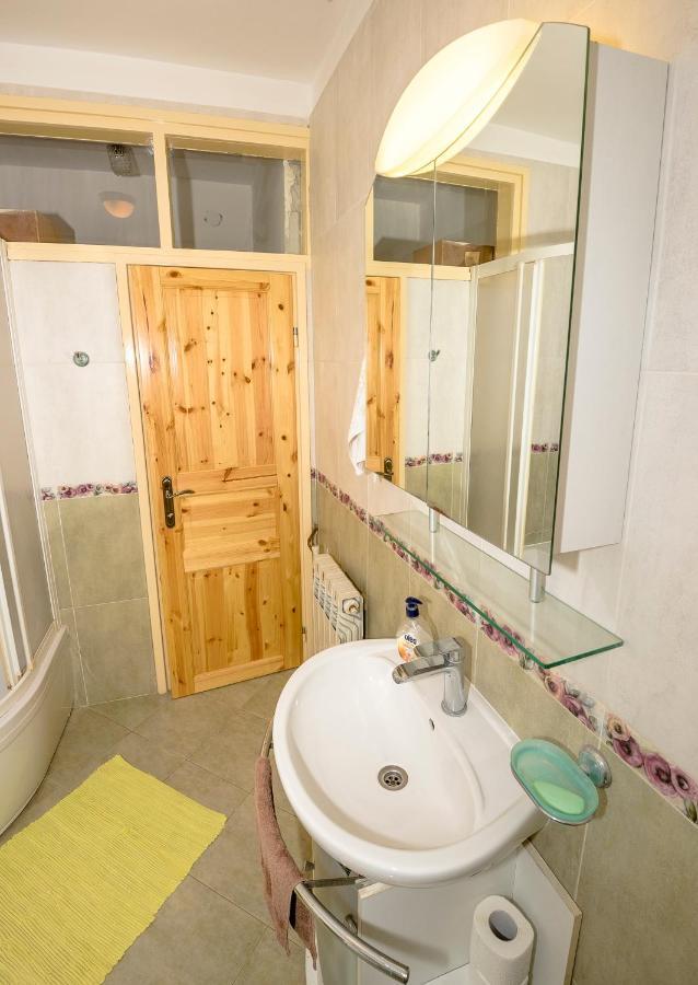 Guest House Ab Adria Home 로비니 외부 사진