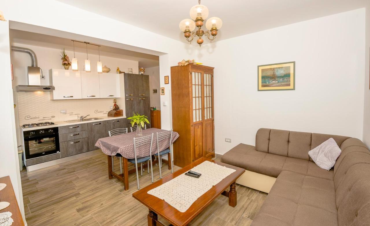 Guest House Ab Adria Home 로비니 외부 사진