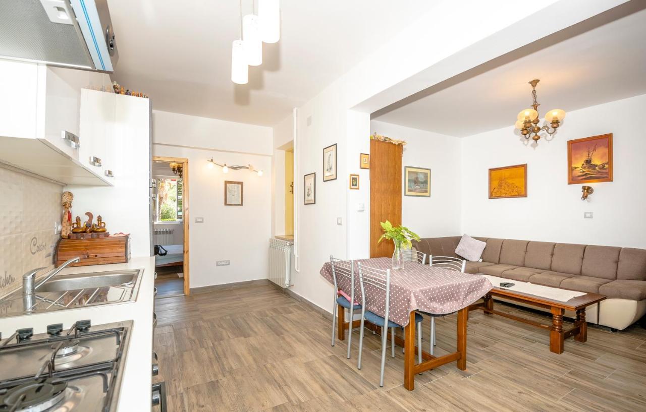 Guest House Ab Adria Home 로비니 외부 사진