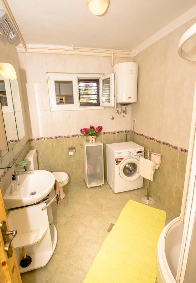 Guest House Ab Adria Home 로비니 외부 사진