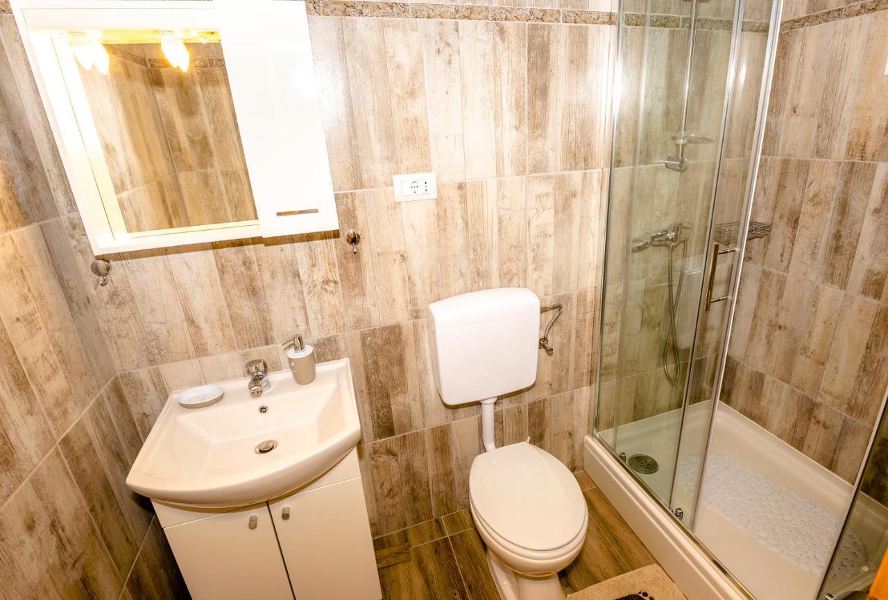 Guest House Ab Adria Home 로비니 외부 사진